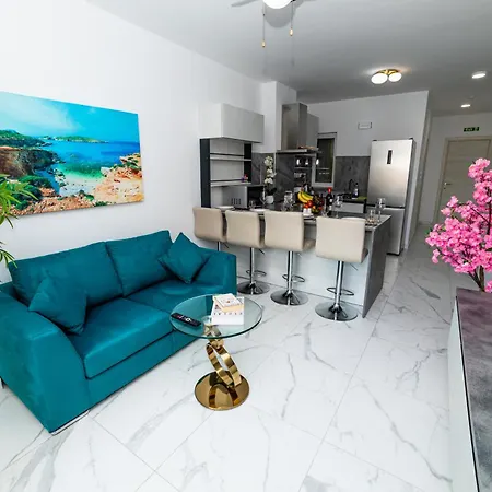 Sea Breeze, Spacious 2-bedroom Lux Seaside * St. Paul's Bay