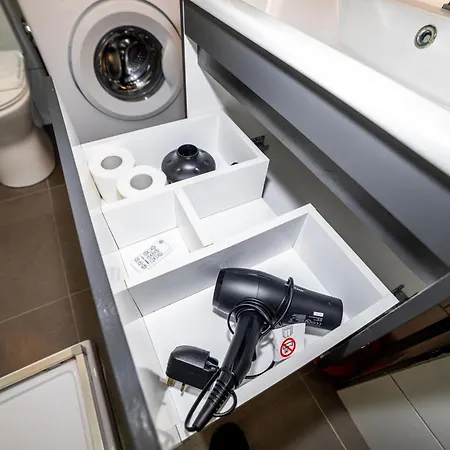 Sea Breeze, Spacious 2-bedroom Lux Seaside Daire St. Paul's Bay