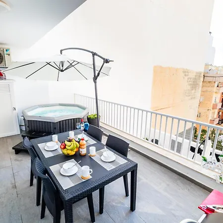 Sea Breeze, Spacious 2-bedroom Lux Seaside Apartmán St. Paul's Bay