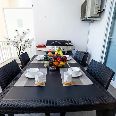 Apartmán Sea Breeze, Spacious 2-bedroom Lux Seaside St. Paul's Bay
