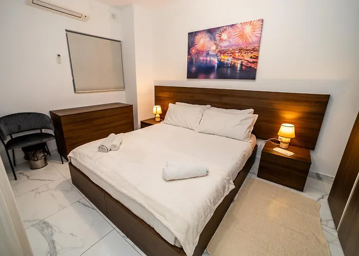 Sea Breeze, Spacious 2-bedroom Lux Seaside Διαμέρισμα *