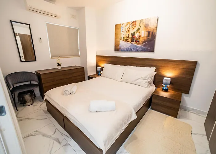 Sea Breeze, Spacious 2-bedroom Lux Seaside Διαμέρισμα *