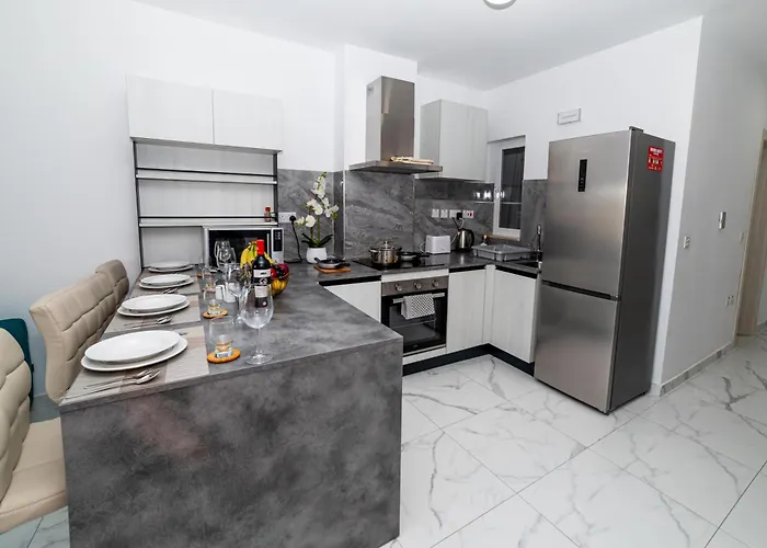 Sea Breeze, Spacious 2-bedroom Lux Seaside Διαμέρισμα *