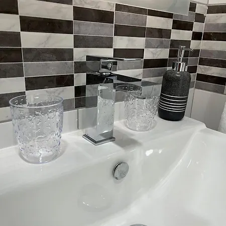 Sea Breeze, Spacious 2-bedroom Lux Seaside St. Paul's Bay